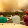Drei Männer beobachten den Waldbrand auf der Kanareninsel.