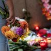 Blumen und Kerzen erinnern vor dem Olympia-Einkaufszentrums (OEZ) in München an die Opfer.