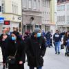 Einkaufen mit Maske in Augsburg: Einige Passanten, die in der Fußgängerzone unterwegs sind, nehmen die Maske auch außerhalb der Geschäfte nicht ab. 