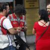 Türkische Polizeibeamte überprüfen die Dokumente von Fußgängern in Istanbul. Was müssen Touristen beachten?