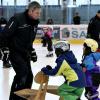 Thomas Blaschta zeigt den Kindern die ersten Schritte auf dem Eis. 