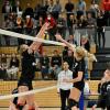 Den Kleinaitinger Volleyballerinnen (rechts: Elke Kexel) gelang der fünfte Sieg im fünften Spiel.