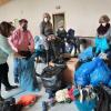 Dutzende Freiwillige haben für die Kriegsgeflüchteten aus der Ukraine Waren gespendet und diese in Kleinaitingen verpackt.