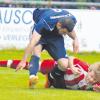 Auf dem Weg zum Meistertitel in der Bezirksliga Nord wollen sich Benedikt Schmoll (am Boden) und der TSV Neusäß vom TSV Wemding nicht flachlegen lassen. 