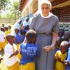 In der Missionsstation von Ndanda kümmert sich Schwester Raphaela gemeinsam mit anderen Benediktinerinnen um das Wohl der Kinder. 