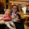 Viele Freunde, Vereins- und Familienmitglieder gratulieren Sabrina Eckert im Schützenverein zum Europameistertitel im Luftgewehrschießen. Hier ist sie mit ihren Nichten Elena und Janina zu sehen.  	