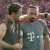 Bayern-Trainer Niko Kovac (l) und Franck Ribery gehen bei einer Übungseinheit zusammen über den Platz.