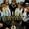 Chanukka: Der acht- oder neunarmige Leuchter ist das Symbol für das jüdische Lichterfest. 
