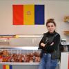 Simona Ioana Ganea bietet in ihrem Laden Lebensmittel aus Rumänien an, wie man unschwer an den Flaggen erkennen kann.