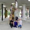 Tina Janiashvili, Mariam Mestvirishvili, Gabriela von Habsburg, Vato Bakradze, Teimuraz Eristavi und Bernd Zimmer bei der Installation. der Akademiesäule in der Stoa 169.