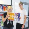 Lisa (21) und Martin (20) Schulz begutachten in der Sparkasse Schwabmünchen das neue Programm der Volkshochschule.  