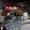 Rettungskräfte entladen Erdbebenopfer aus einem Krankenwagen in der pakistanischen Stadt Saidu Sharif.