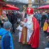 Nicht nur die Kinder freuen sich über den Besuch das Nikolaus auf dem Gögginger Weihnachtsmarkt.