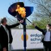 Start in die Erdgasversorgung: Bürgermeister Wolfgang Jarasch (links) und Unternehmenssprecher Markus Last entzünden die symbolische Gasflamme im Schulhof.