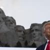Donald Trump vor dem „Mount Rushmore National Memorial“, in das die Präsidenten George Washington, Thomas Jefferson, Theodore Roosevelt und Abraham Lincoln in Fels gesprengt und gehauen wurden.