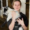 Angelina Hehlinger züchtet Pfauenziegen. Im Februar kam im Kammeltaler Ortsteil Hartberg Nachwuchs auf die Welt. Fauna heißt das Zicklein, das die 15-Jährige im Arm hält.  	