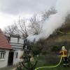 Eine Gartenhütte, angebaut an ein Wohnhaus, geriet am Mittwoch in Brand. Warum, ist noch nicht klar. Von zwei Seiten wurde beim Einsatz in Dürrlauingen gelöscht.