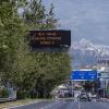 Ein Monitor informiert Autofahrer in Athen vor der hohen Brandgefahr.