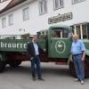 Storchenbräu-Juniorchef Hans Roth (links) freut sich riesig über seinen neuen, alten Brauerei-LKW (Baujahr 1955). Rentner Hermann Sirch (rechts) aus Bronnen hat diesen Typ jahrzehntelang für die Brauerei gefahren. 	