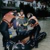 Es war die größte Katastrophe der Nachkriegszeit in Augsburg: An Pfingsten 1999 überflutete ein Hochwasser Teile der Stadt und der Region. Die dramatischen Bilder.