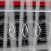 Hinter einem Metallzaun steht ein Audi. Der Autobauer muss 800 Millionen Euro Bußgeld wegen Verstößen bei Dieselfahrzeugen zahlen.