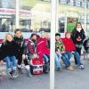 Dieses Bild entstand gestern um 12.05 Uhr in der Rosenstraße in Dillingen. Einige dieser Kinder konnten mit dem Bus nach Hause fahren, andere wiederum warten auf dem 13-Uhr-Bus. Nach Deisenhofen fährt beispielsweise kein Bus. 