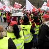 Die fast fast 500 Beschäftigten der Gersthofer Backbetreibe und der Lechbäck-Filialen, die von Arbeitslosigkeit bedroht sind, demonstrierten am Donnerstag am Augsburger Königsplatz. 