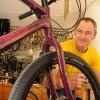 Hier schraubt der Chef selbst: Rudi Abenthum geht auf die Bedürfnisse und Wünsche der Kunden beim Zusammenbau der Fahrräder ein.  