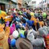 Hier wirft Albert Vogele Brezen bei der Kinderbrotspeisung am Rosenmontag 2016. Nun wird sein Schwiegersohn freitags als Trommler-Albert aktiv.