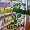 Nicht mehr ganz so gefragt: Vegane Produkte in einem Biosupermarkt. Der Veggie-Boom scheint nachgelassen zu haben.