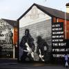 Überall in Belfast finden sich Gedenktafeln und Wandmalereien zu Ehren der Opfer des Konflikts. Um diese Kämpfe dreht sich Louise Kennedys Roman "Übertretung".