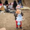 Ein Mädchen aus Syrien steht inmitten von lagernden Flüchtlingen in der türkischen Grenzstadt Edirne.