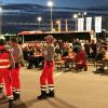 Über 180 Feuerwehr-Einsatzkräfte aus Hessen stärken sich in Derching bei der Bäckerei Scharold mit einem Abendessen, bevor es weitergeht nach Griechenland zum Einsatz bei den verheerenden Waldbränden.