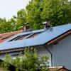 Damit die Photovoltaikanlage auf dem eigenen Dach möglichst viel Solarstrom erzeugen kann, sollte sie fernab von größeren Bäumen geplant werden. 