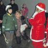 Kinder des Theatervereins zeigten wie die Weihnachtsmänner mit ihren Schlitten von der Polizei wegen zu schnellem Fahrens angehalten wurden. 
