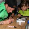 Geduldig erfüllte FCA-Spieler André Hahn beim Fußball-Stammtisch in seinem Wohnort Zaisertshofen bei Mindelheim die Autogrammwünsche seiner jüngsten Fans. 	