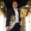Coach Hansi Flick übergibt die Meisterschale und den Pokal an das Museum des FC Bayern München.