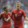 Torschütze Toni Kroos (r) und der Schütze des ersten Tores, Thomas Müller, freuen sich über den Treffer zum 2:1 für München.