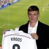 Toni Kroos präsentiert sein neues Trikot bei Real Madrid.