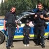 Der vierjährige Samuel hat sich in Pfaffenhofen als Polizist verkleidet und Autofahrer zum Langsamfahren ermahnt. 	