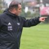 Roland Jegg, Trainer des SV Oberroth, gibt seinen Spielern Anweisungen. Doch gegen Tabellenführer Au half das wenig. 	