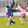 Alles Engagement der Aindlinger Bezirksliga-Kicker (rot-weiße Trikots) half zuletzt nichts: Seit fünf Spielen gab es keinen Sieg mehr.   