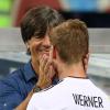 Bundestrainer Joachim Löw und Timo Werner freuen sich über den Sieg gegen Mexiko.