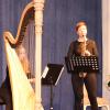 Faszinierend auf ihren Instrumenten: Harfenistin Lea Maria Löffler und Saxofonistin Christine Bernard beim Konzert in Mertingen. 	 	