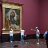 Zwei Umweltaktivisten der Gruppe „Letzte Generation“ haben sich in der Gemäldegalerie Alte Meister am Rahmen des Gemäldes „Sixtinische Madonna“ von Raffael festgeklebt.