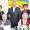 Zur Eisernen Hochzeit von Fridolin und Christine Leikam gratulierten Tochter Maria Fries, Pflegedienstleiter Daniel Schiele, Zweiter Bürgermeister Reinhold Bauch, Heimleiterin Dorothea Schieker und Sohn Fridolin Leikam (von links). 