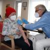 Die 102-jährige Wilhelmine Bruggmoser ließ sich von Dr. Thomas Brückmann impfen.