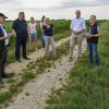 Bei der Erntepressefahrt begutachteten Vertreter der Landwirtschaft und Politik die Felder von Landwirt Bernhard Bauer (rechts) aus Weil. Auf dem Bild sind (von links) Dr. Franz-Josef Mayer (Leiter AELF FFB), Alex Dorow (MdL), Gabriele Triebel (MdL), Michael Kießling (MdB), Johann Drexl (BBV-Kreisobmann) zu sehen. 