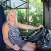 Doris Domke-Schmid ist Busfahrerin. Wenn keine Ferien sind, fährt sie Schüler aller Altersklassen – und hat damit eine große Verantwortung, diese sicher nach Hause zu bringen. Jetzt, während der Sommerferien, fährt sie einen Stadtbus. 	