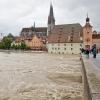Blick von Steinernen Brücke auf die durch Hochwasser gestiegene Donau am 04.06.2013 in Regensburg (Bayern). Im Hintergrund ist der Dom zu erkennen.